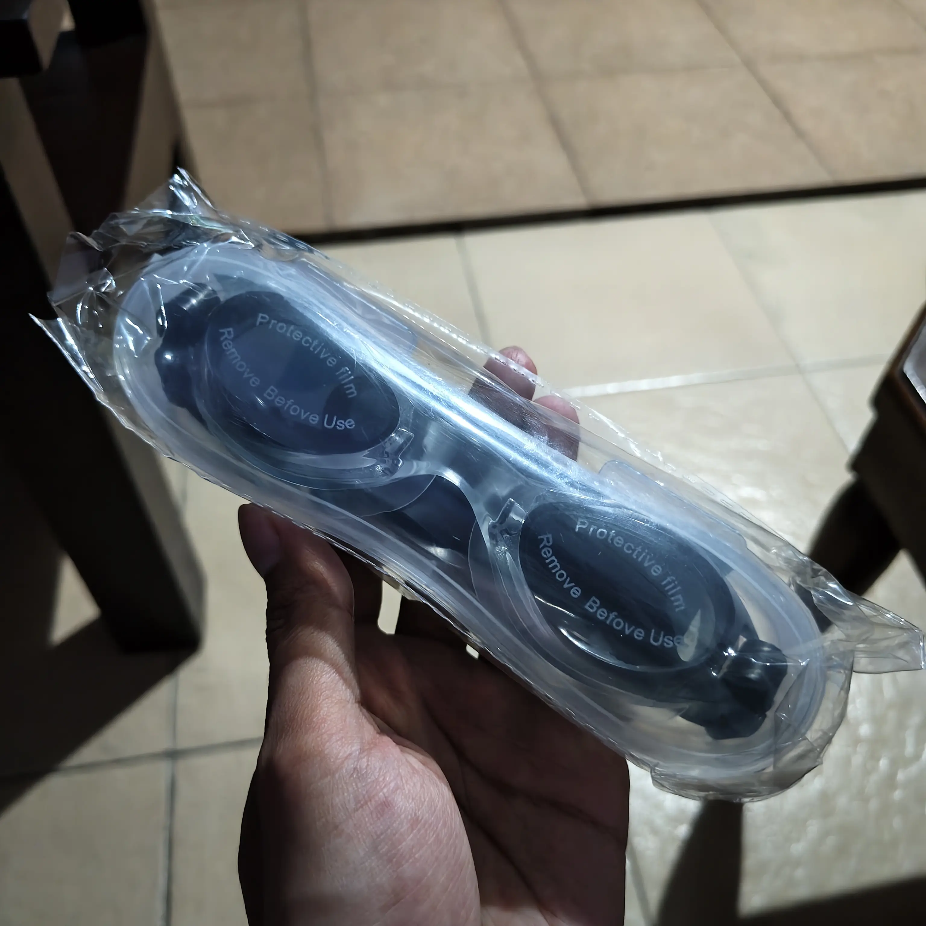 kacamata renang hitam kotak